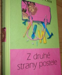 Z druhé strany postele