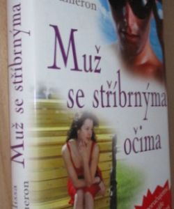 Muž se stříbrnýma očima