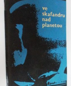 Ve skafandru nad planetou